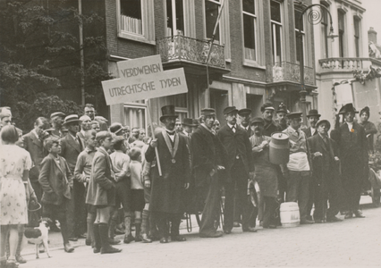 860644 Groepsportret van 'Verdwenen Utrechtsche Typen', deelnemers aan de feestelijke optocht, georganiseerd in het ...